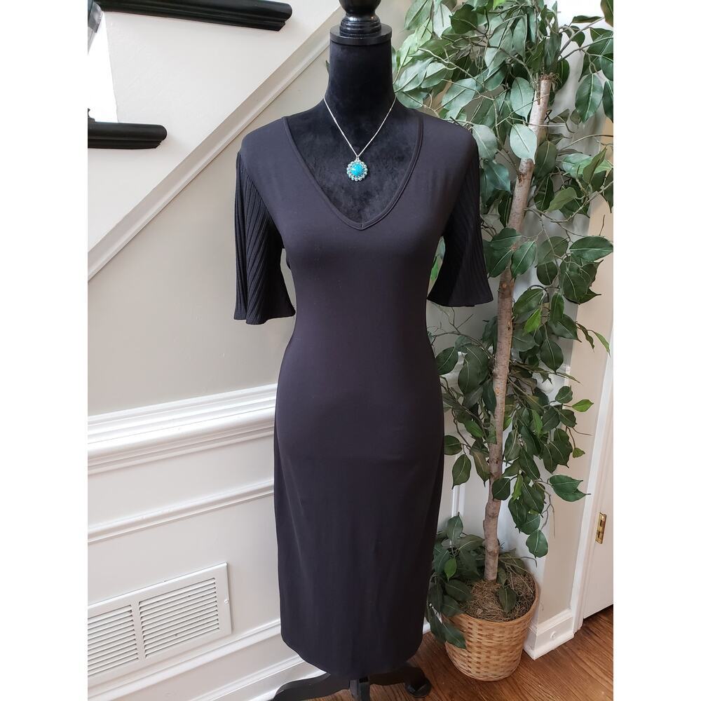 Amour Vert Mizu Knee Length Dress Women Medium Black Solid‎ Short Sleeve V-Neck